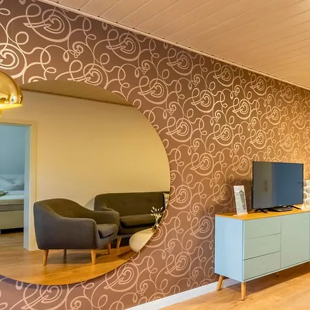 Apartament Harztraeume 2 - Fuer Familien & Freunde, 2 Schlafzimmer, Altstadtnah, Brockenbahnblick & Parkplatz Wernigerode