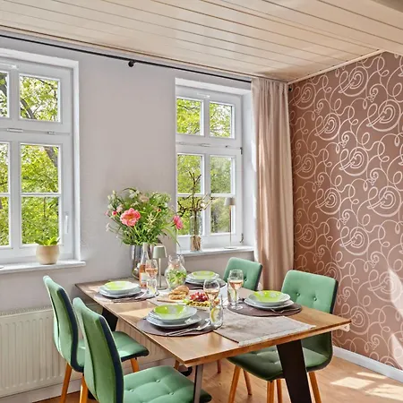 Appartement Harztraeume 2 - Fuer Familien & Freunde, 2 Schlafzimmer, Altstadtnah, Brockenbahnblick & Parkplatz Wernigerode
